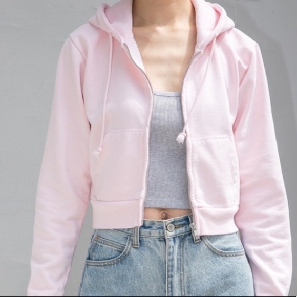 Brandy Melville Sweaters - 🎀Brandy cropped hoodie